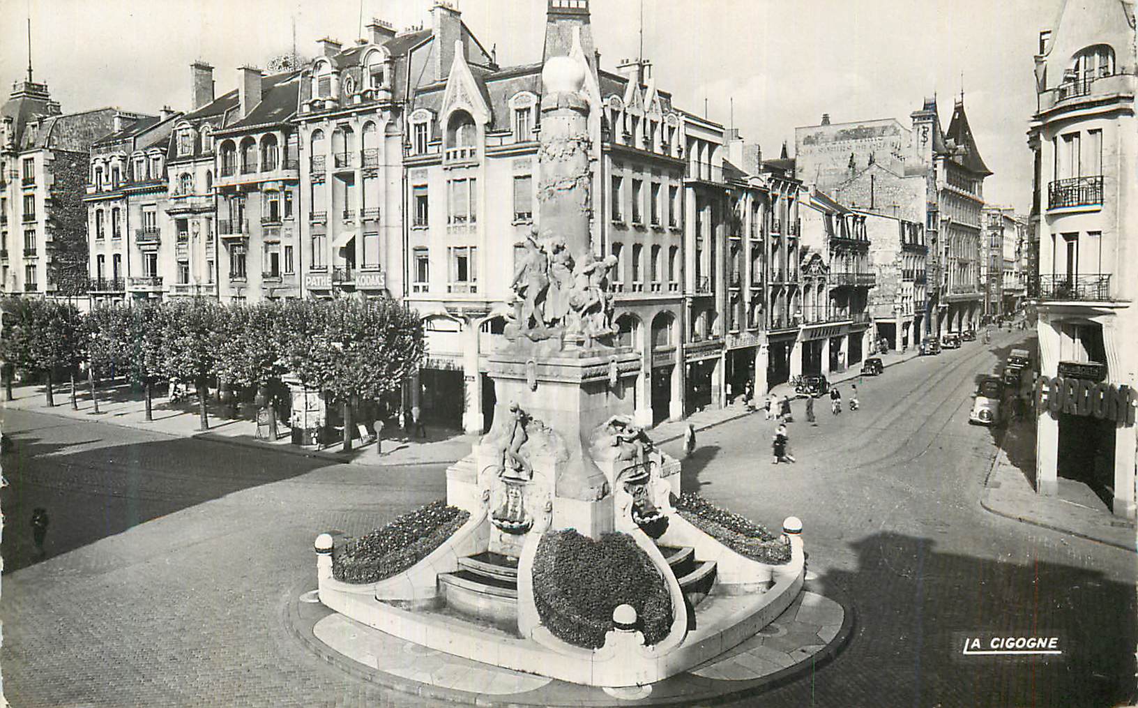 Place de la Cigogne — Fontaine monumentale — La Cigogne, éditeur