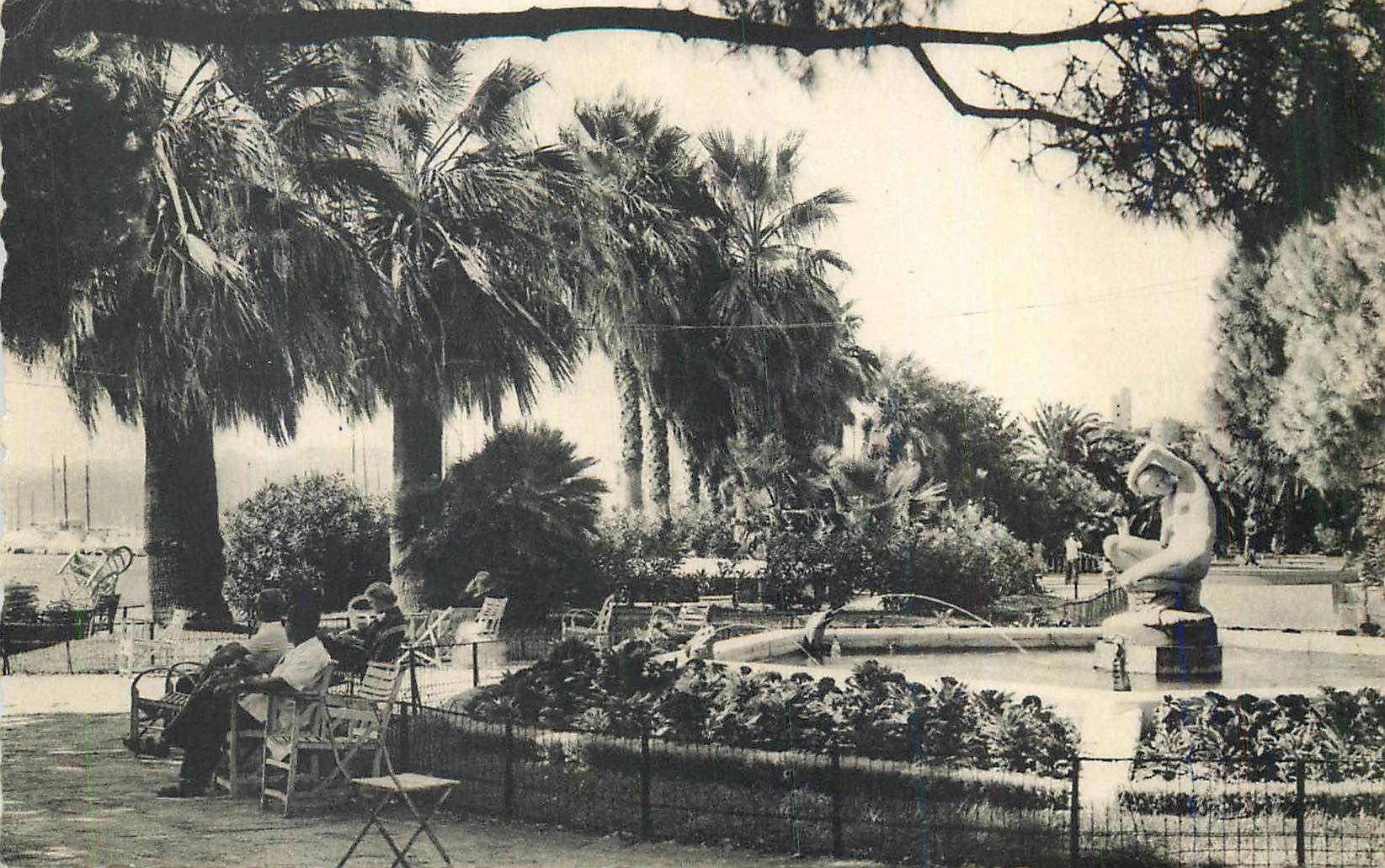 CPM Cannes Un coin des Jardins 