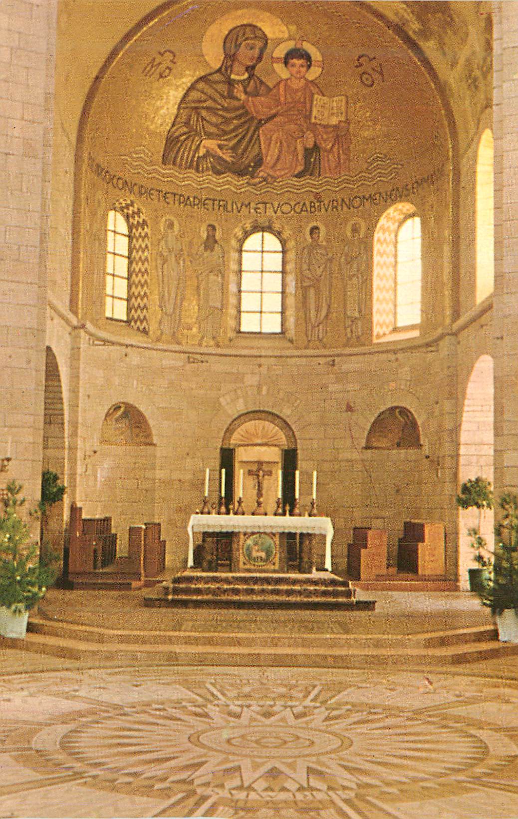 Intérieur de l'église Sainte-Marie-Majeure — mosaïque de la Vierge à l'Enfant — éditeur non visible