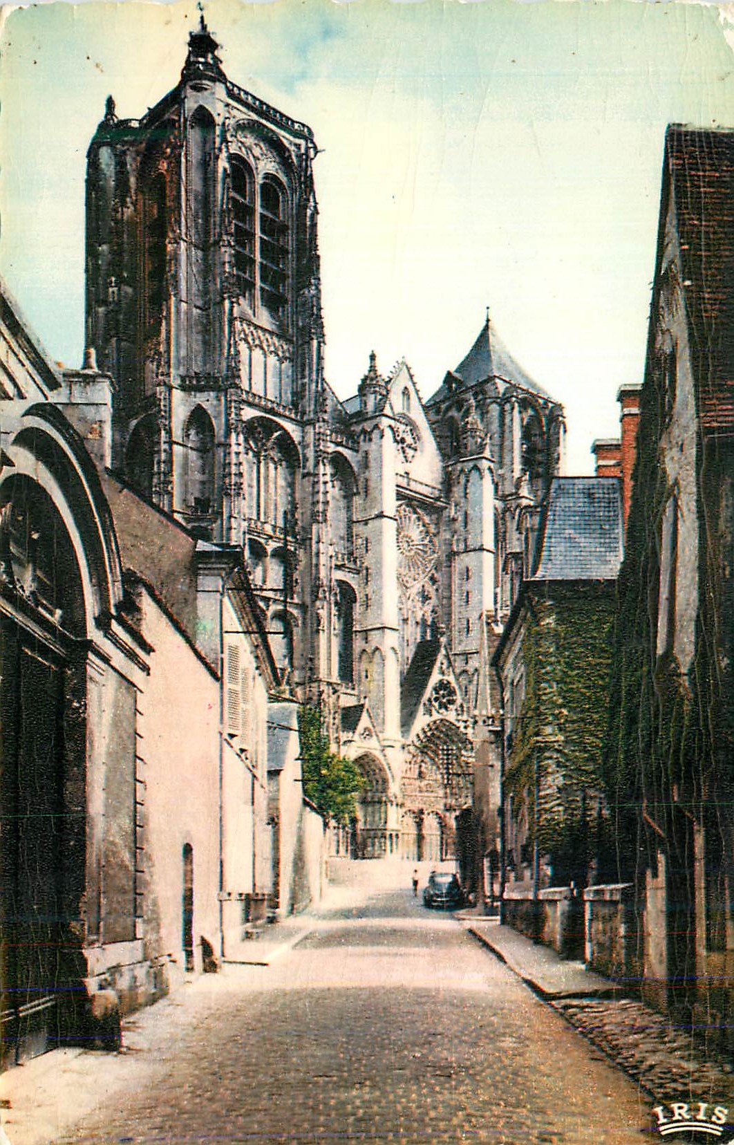 CPM Bourges Cher La Cathedrale vue de la Porte Jaune 