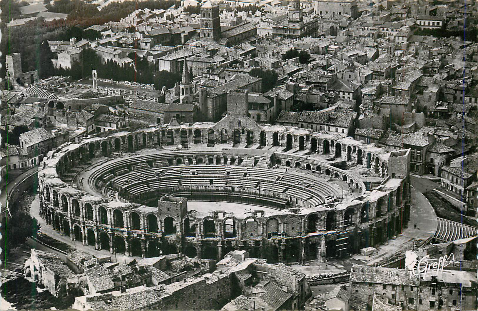 CPM Arles B du R Vue aerienne Ensemble des Arenes 