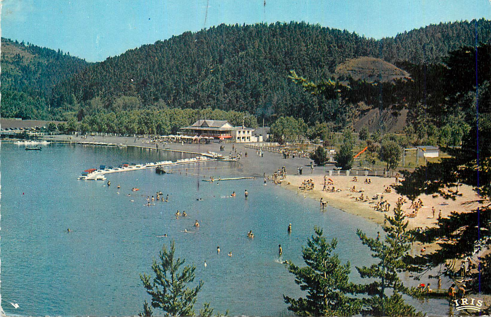 CPM L Auvergne Le Lac Chambon La Plage 