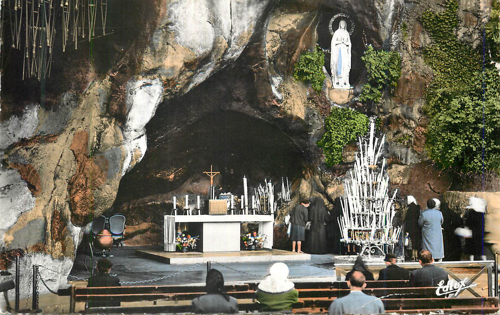 CPM Lourdes La Grotte Miraculeuse dont le nouvel Autel 