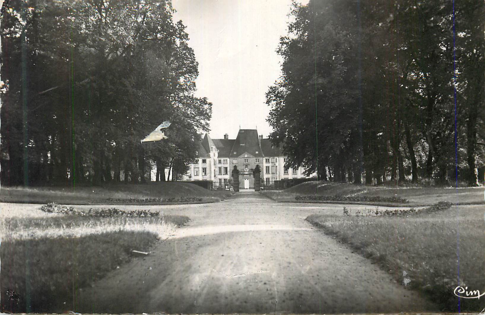 CPM Lugny les Charolles L Allee et le Chateau 