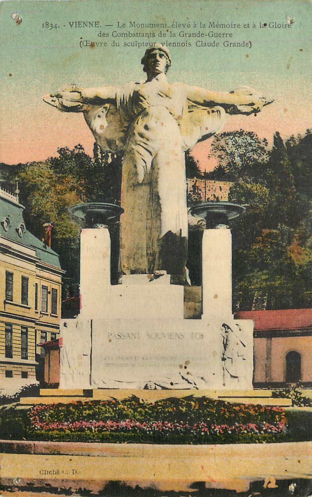 CPA Vienne Le Monument eleve a la Memoire et a la Gloire Militaria