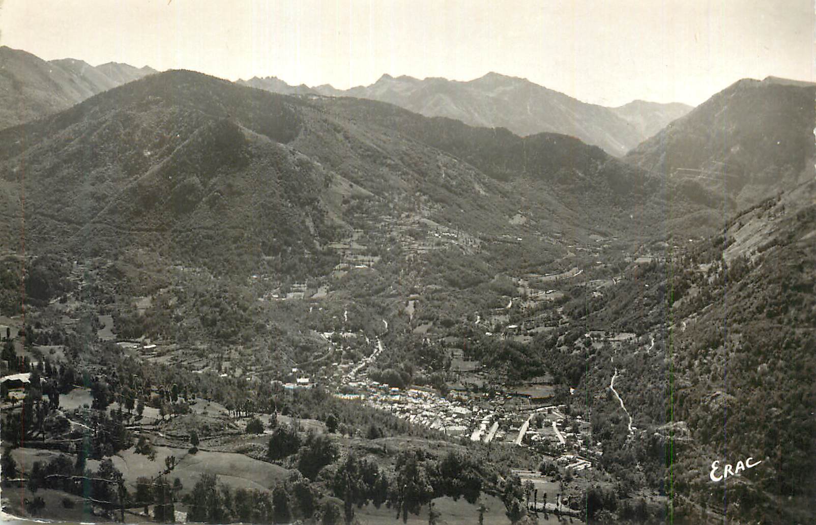 Erac — vue aérienne du village encaissé entre montagnes — Éraco
