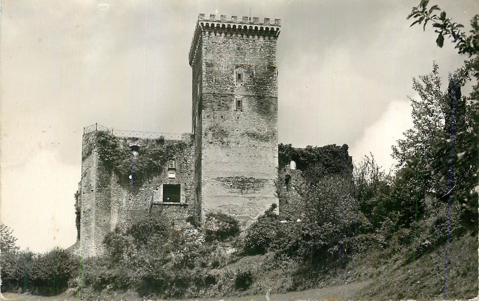 Château de Montecuccolo — ruines d'un château médiéval — éditeur inconnu, n° de série non lisible