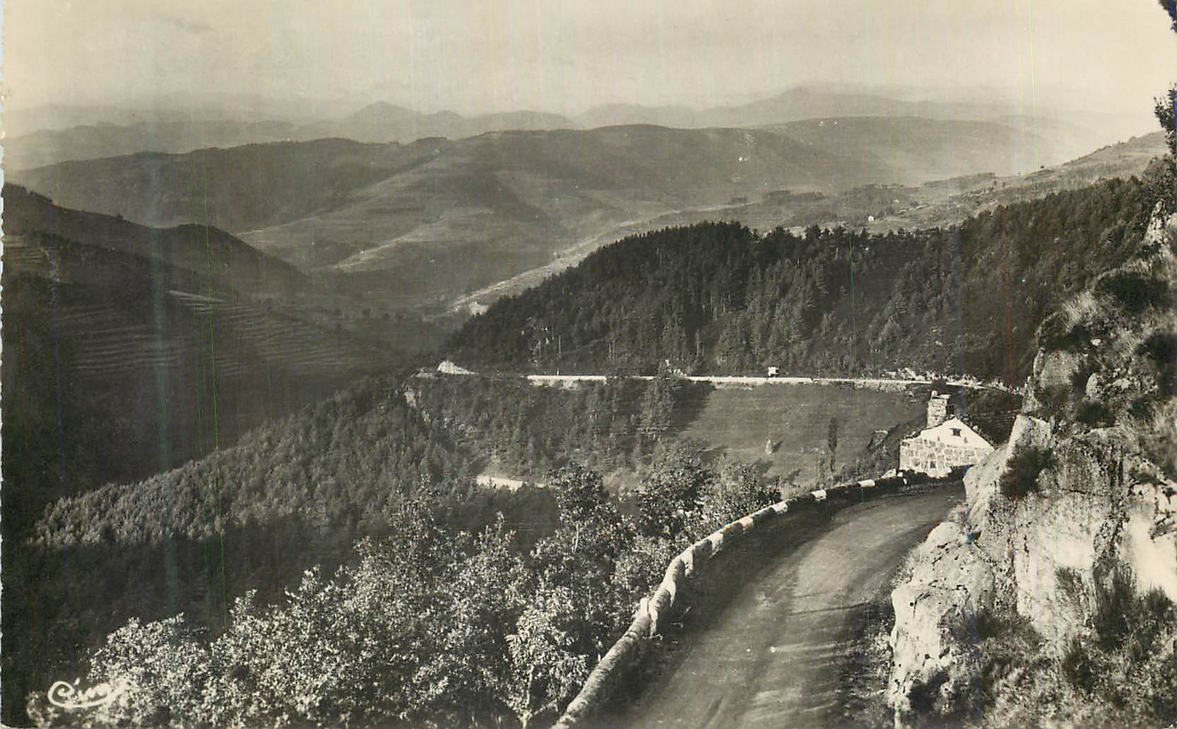 Panoramablick auf die Berge — windige Straße und einsamer Haus — Verlag Cimof