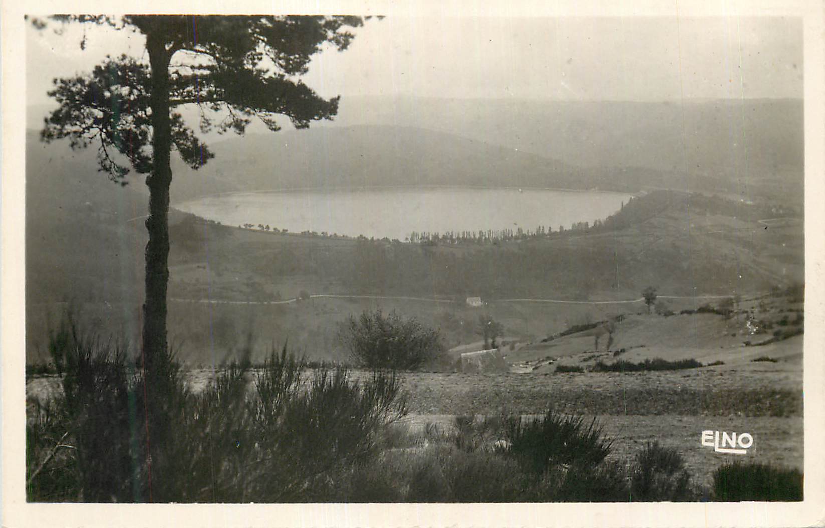 CPM Lac d Issarles Ardeche Vue panoramique 