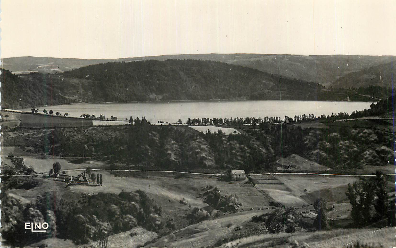 CPM Lac d Issarles Ardeche Vue panoramique Lac le plus grand de la France 