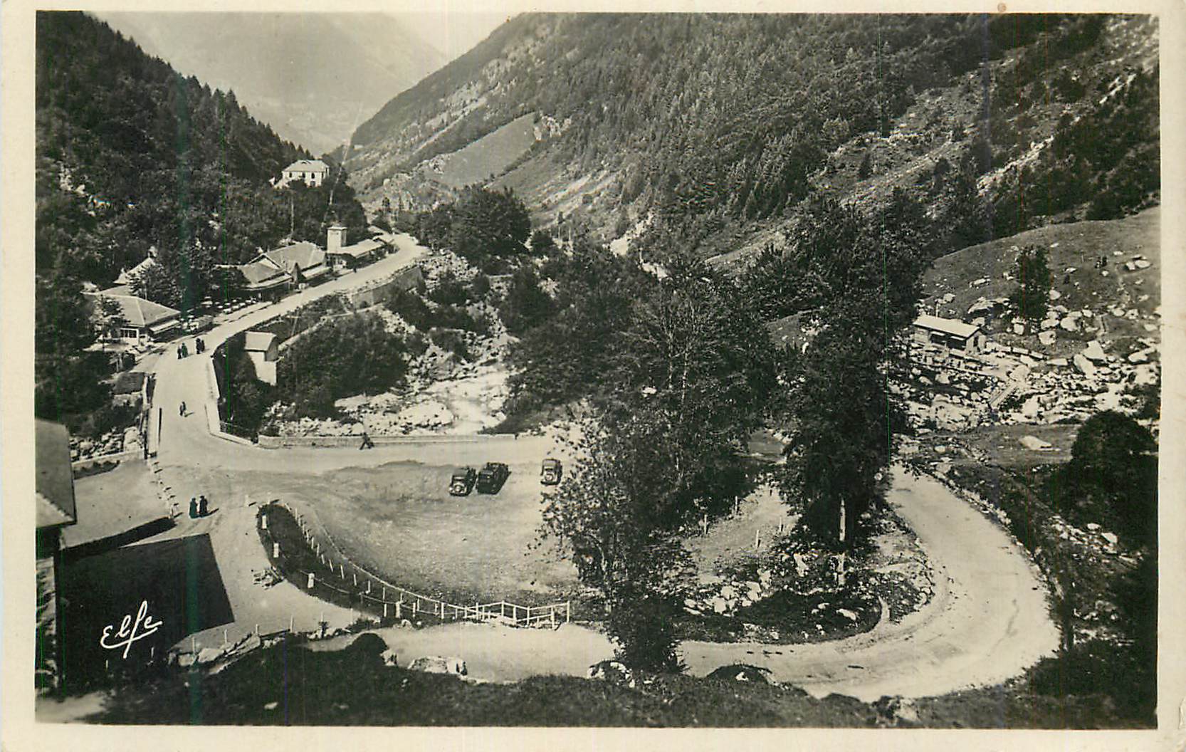 CPM Cauterets Les Pavillons de la Raillere et la route du Pont d Espagne 