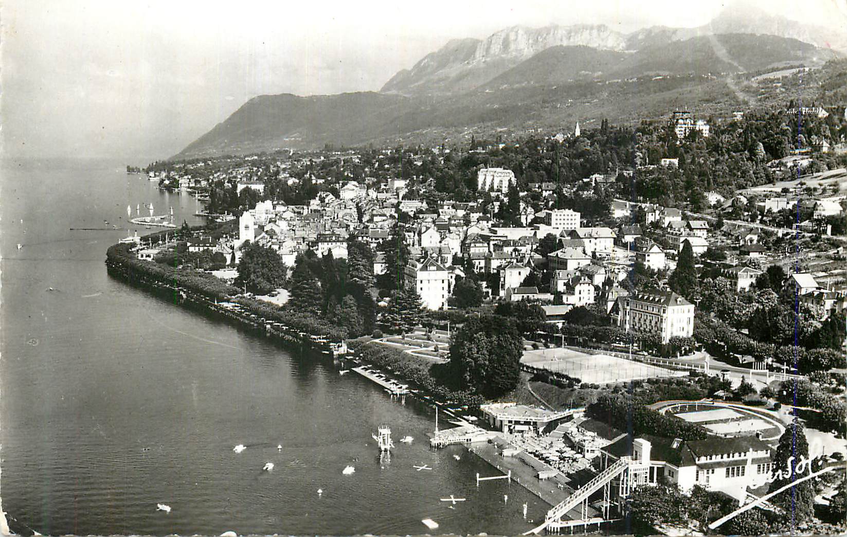 CPM Evian les Bains Hte Savoie La Plage Le Lac Leman La Ville Les Memises et la Dent d Oche 