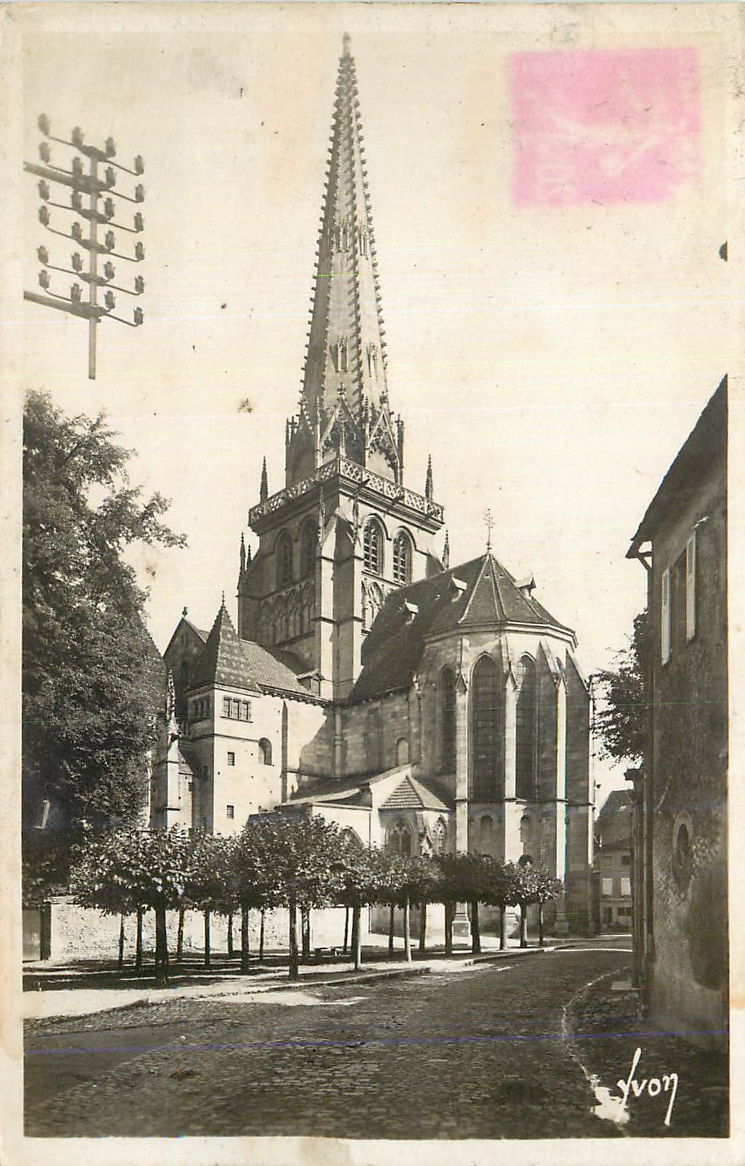 Église Saint-Pierre — vue de la façade et du clocher — Yvon
