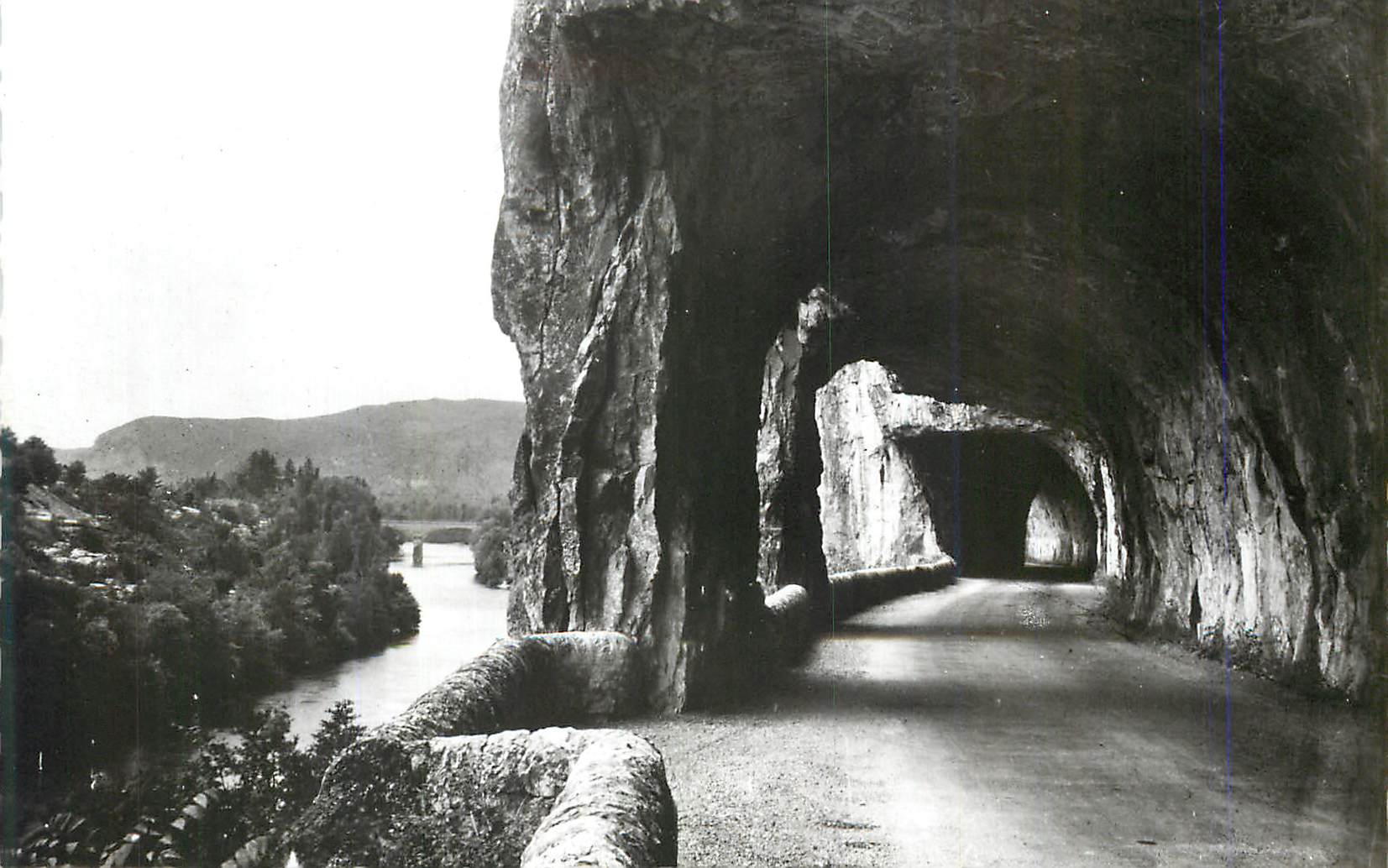 CPM Paysage du Vivarais les Gorges de l Ardeche au defile de Ruoms 