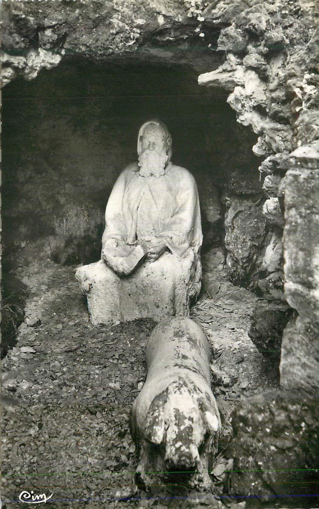 Statue assise et animal dans une grotte — Cim