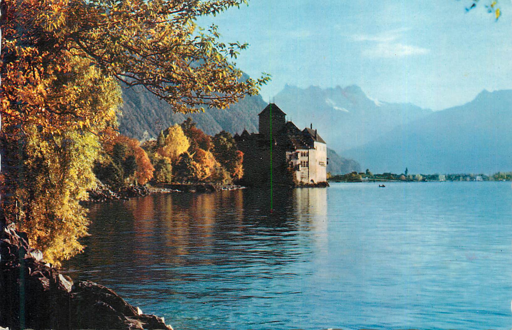 CPM Lac Leman Le Chateau de Chillon pris de Montreux en Automne 