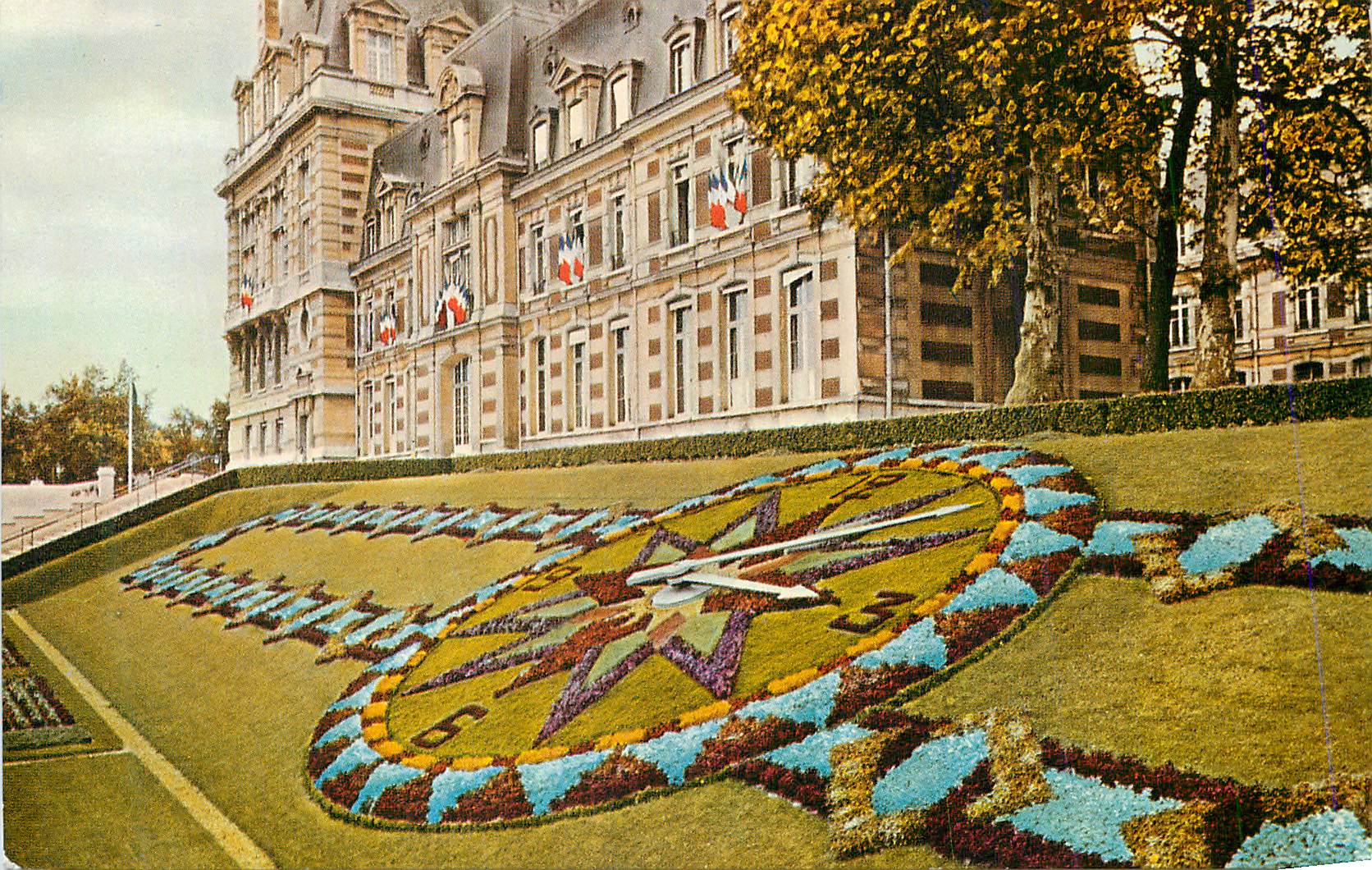 Hôtel de Ville de Reims — décor floral en forme de cadran solaire — éditeur non visible