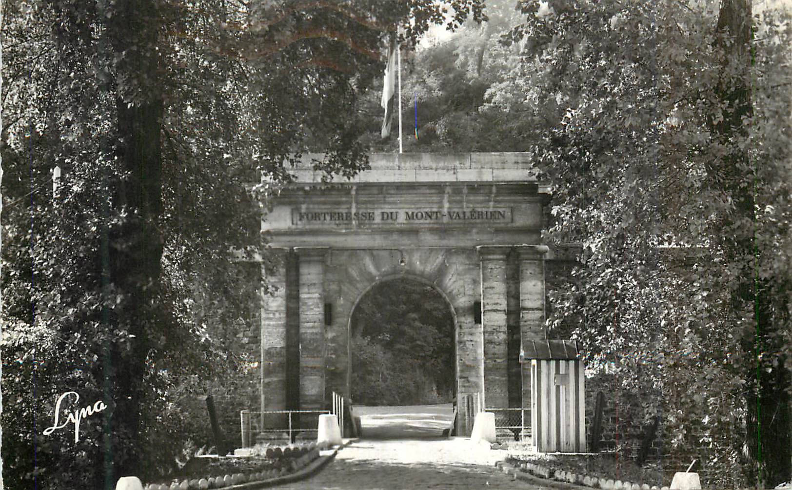 CPM Suresnes Seine L Entree du Fort du Mont Valerien 