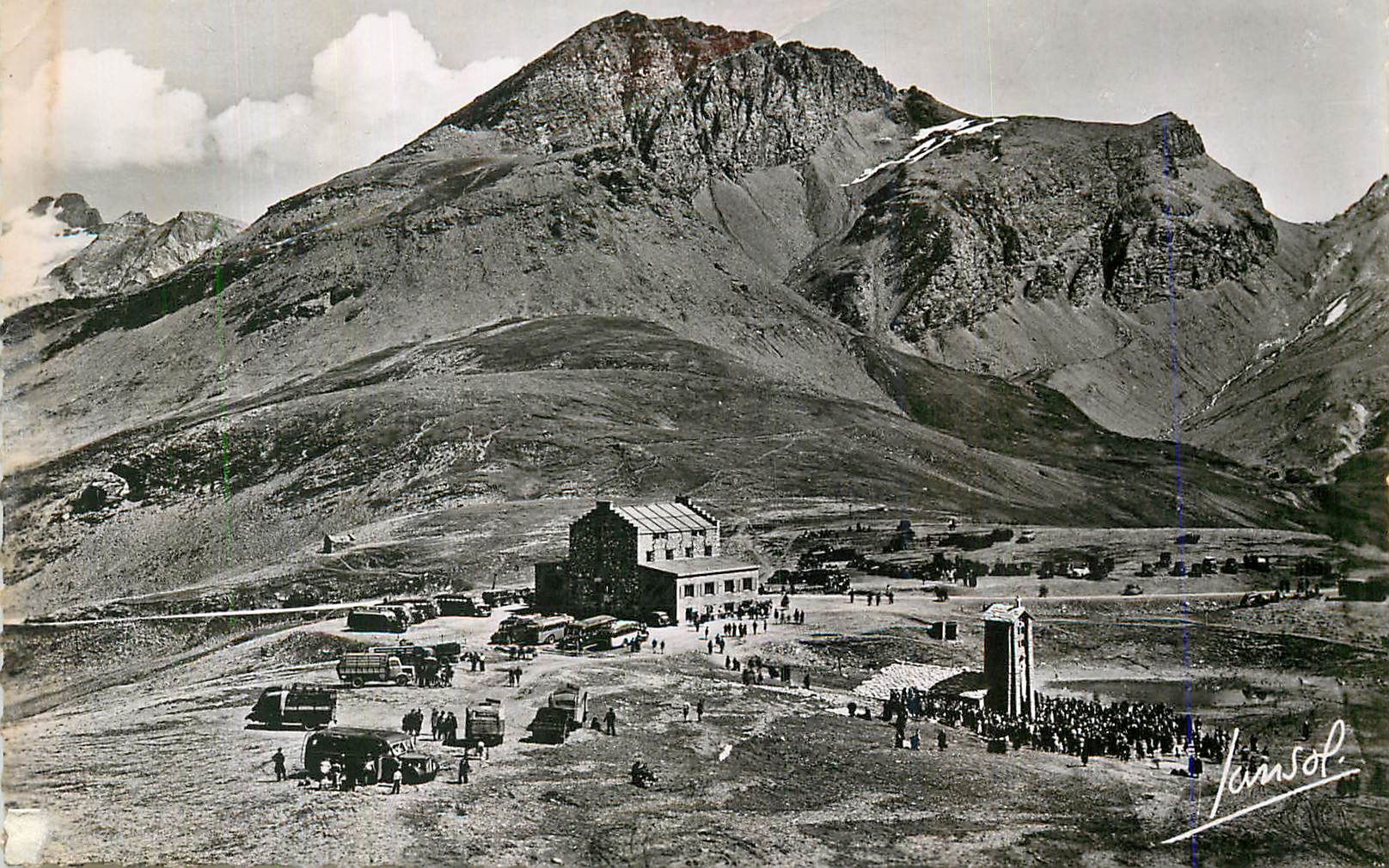 CPM Sur la Route du Col de l Iseran Le Chalet Hotel et la Chapelle de l Iseran 