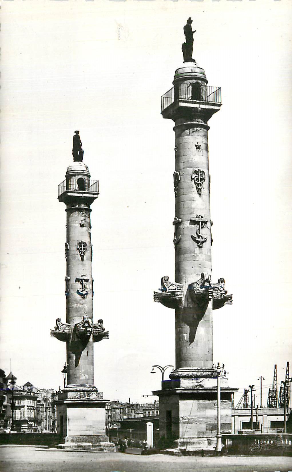 Deux colonnes monumentales à l'entrée des docks — éditeur inconnu, n° de série non lisible