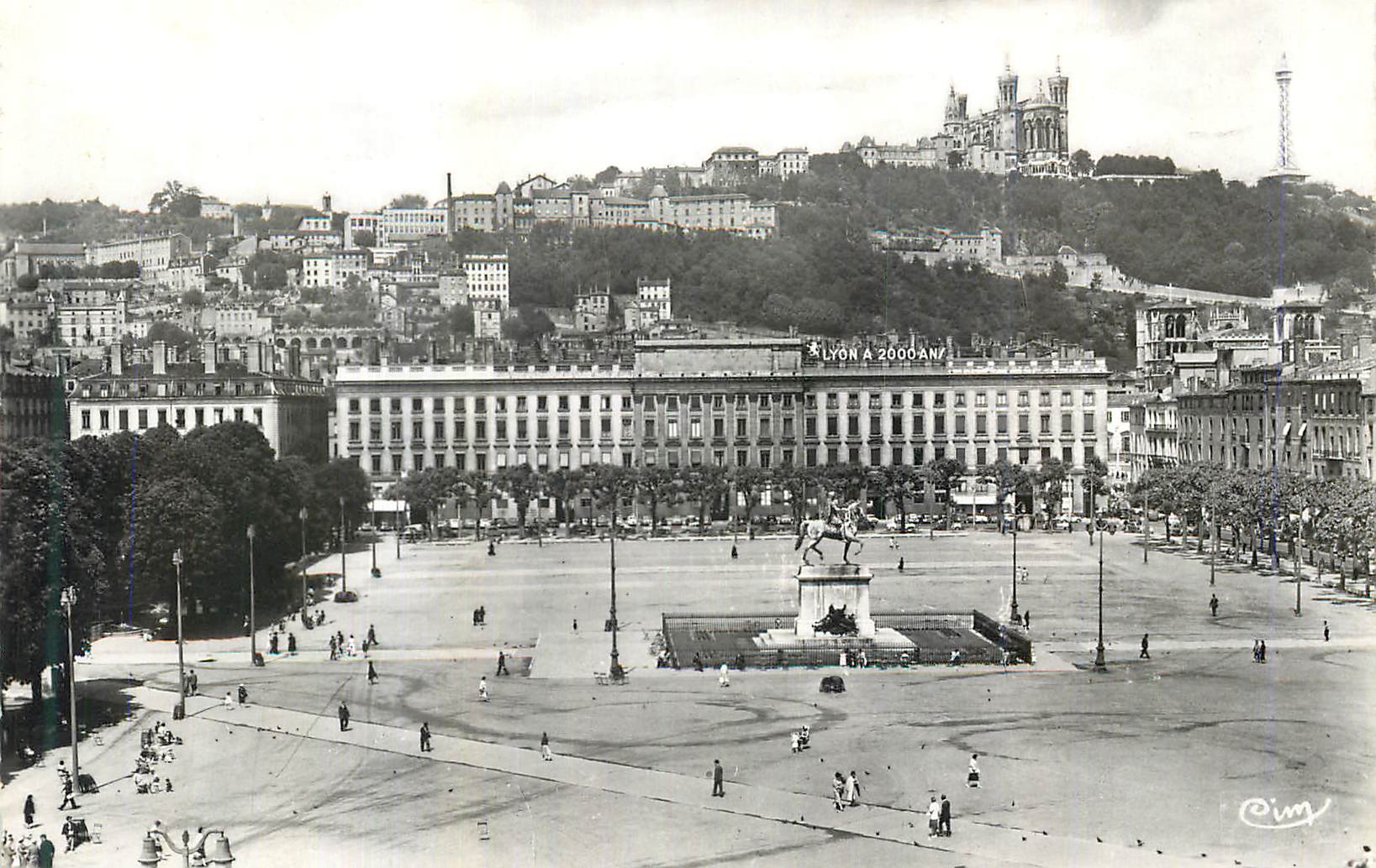 CPM Lyon Rhone Place Bellecour Statue de Louis XIV 