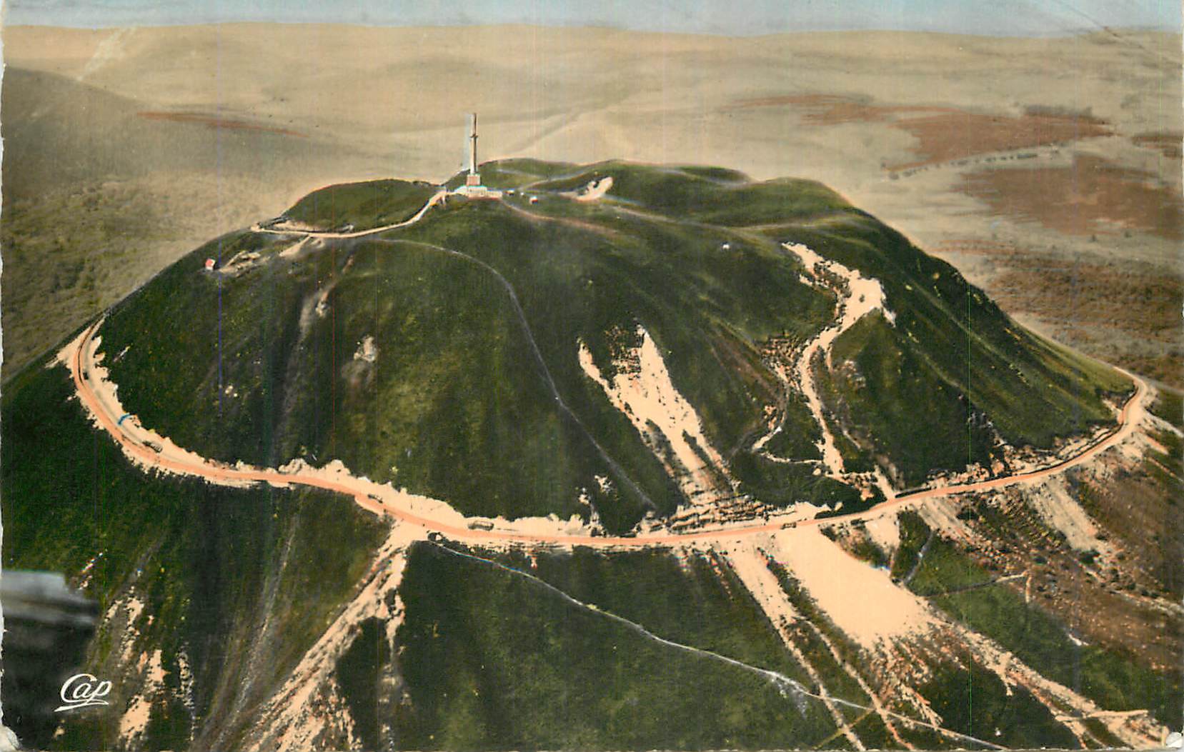 CPM Le sommet du Puy de Dome et sa route automobile vus d avion 