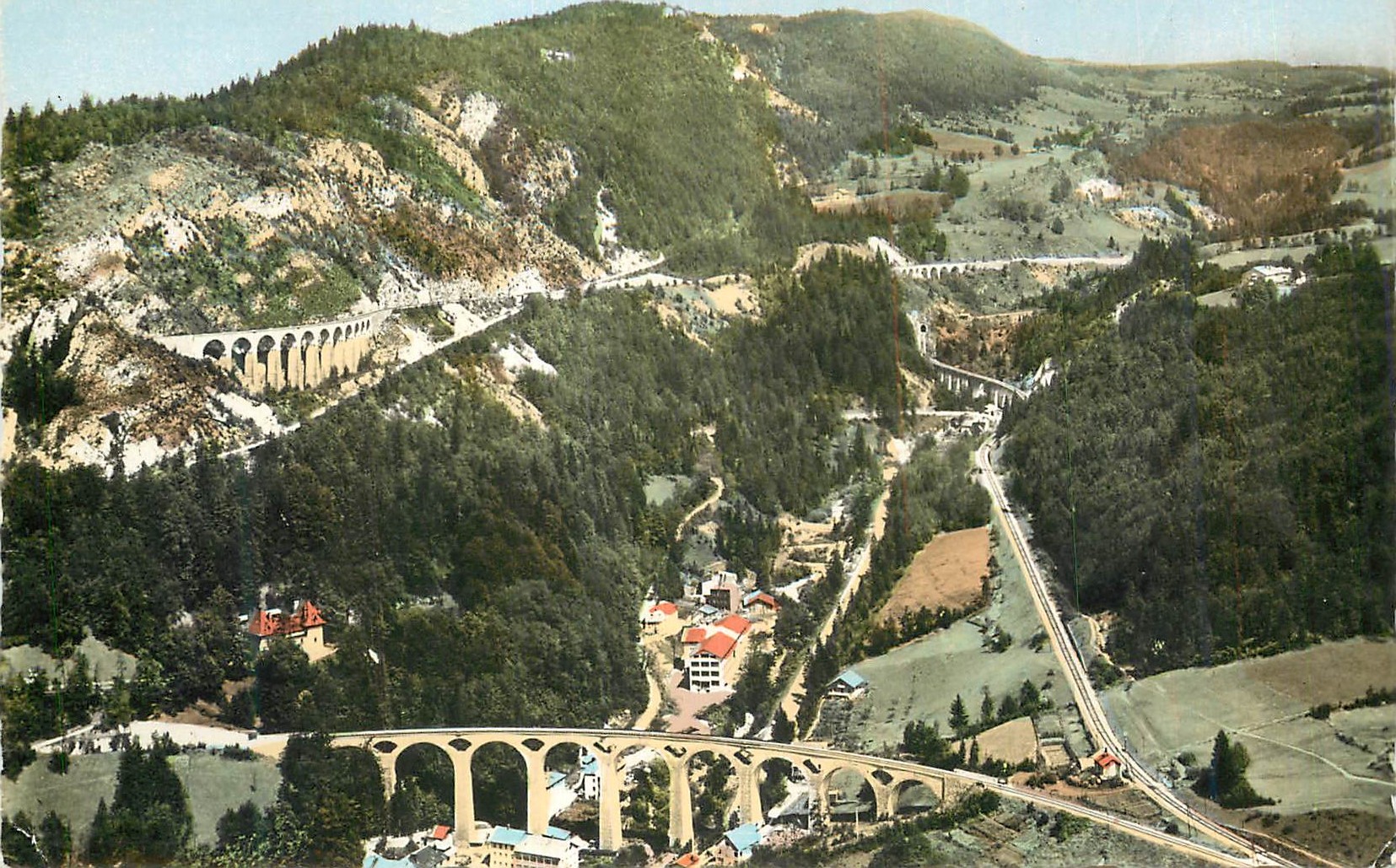 Viaducs et ponts dans les montagnes — vue panoramique — éditeur non identifiable