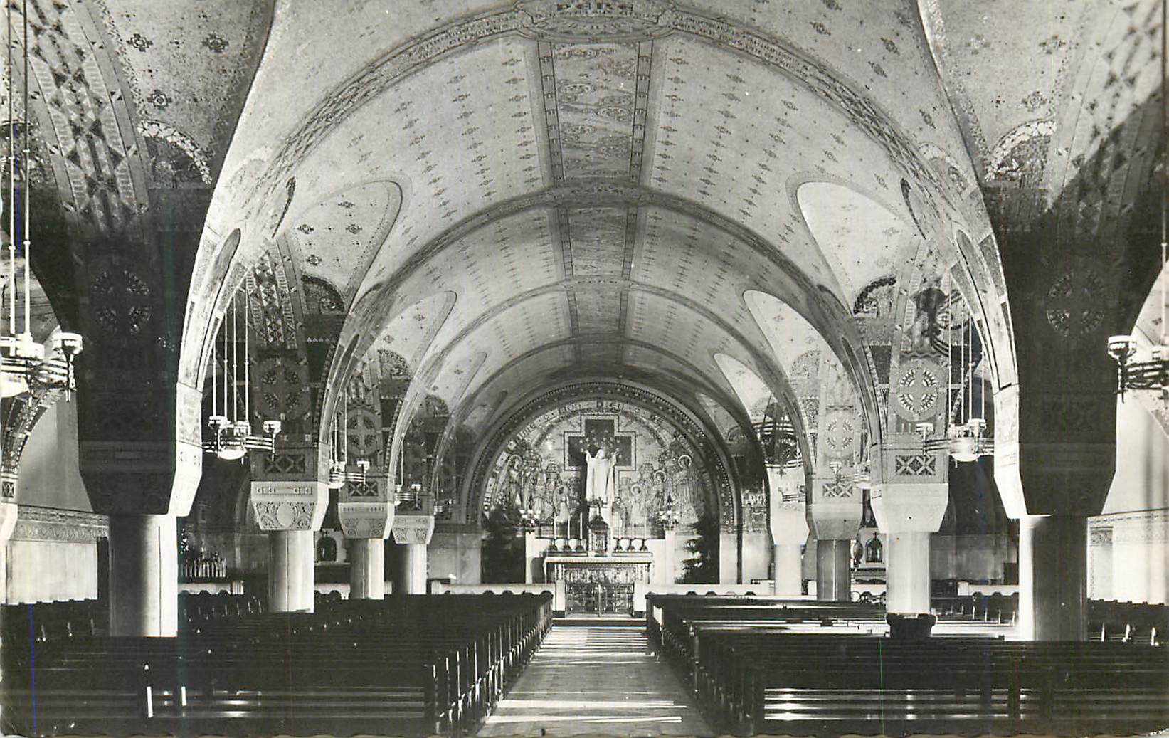 CPM La Basilique de Lisieux La Crypte Vue generale 