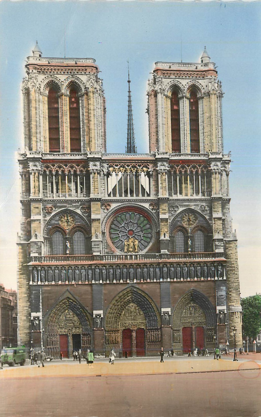 CPM Paris Facade de la Cathedrale Notre Dame 