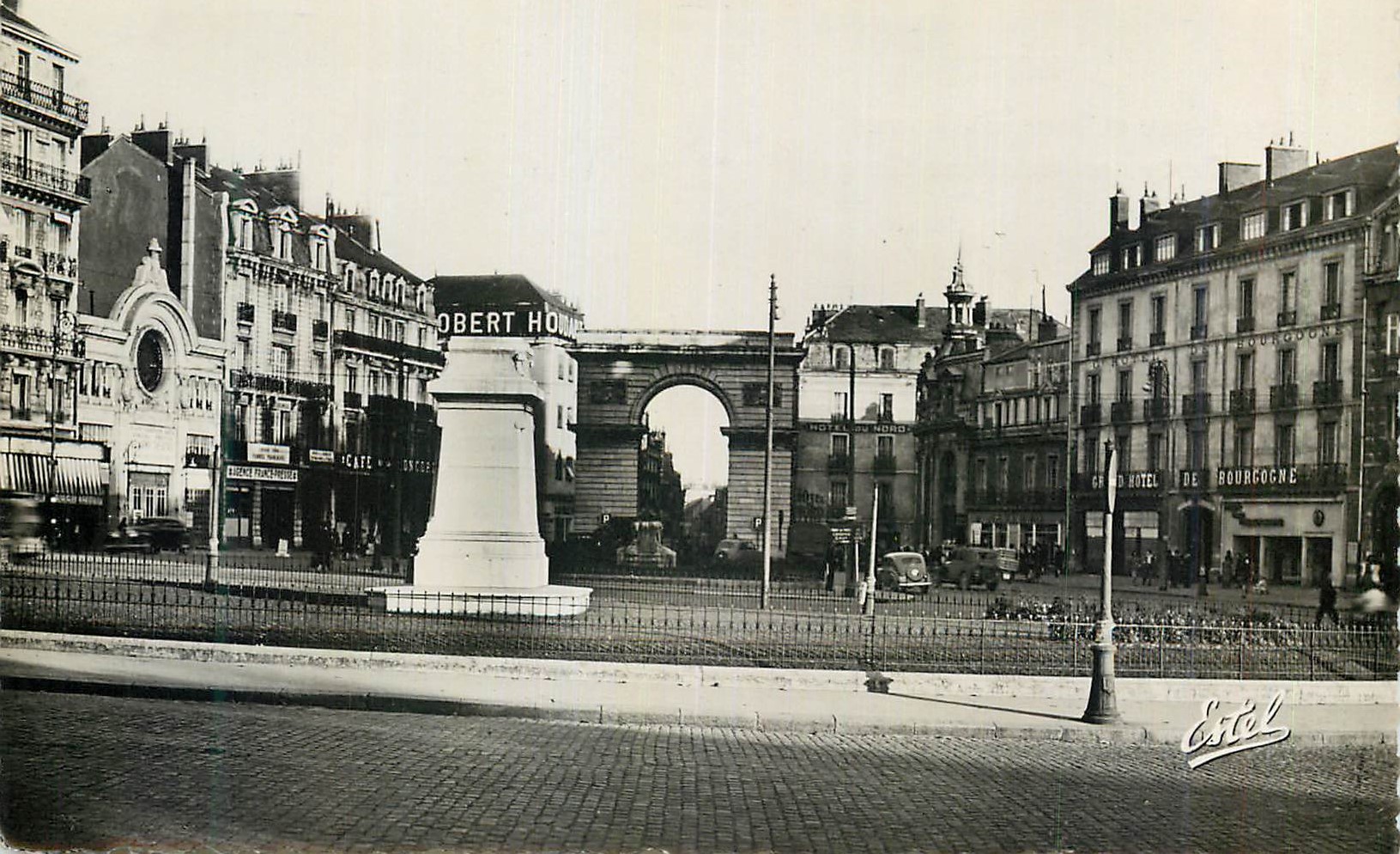 CPM Dijon Place Darcy et Porte Guillaume 