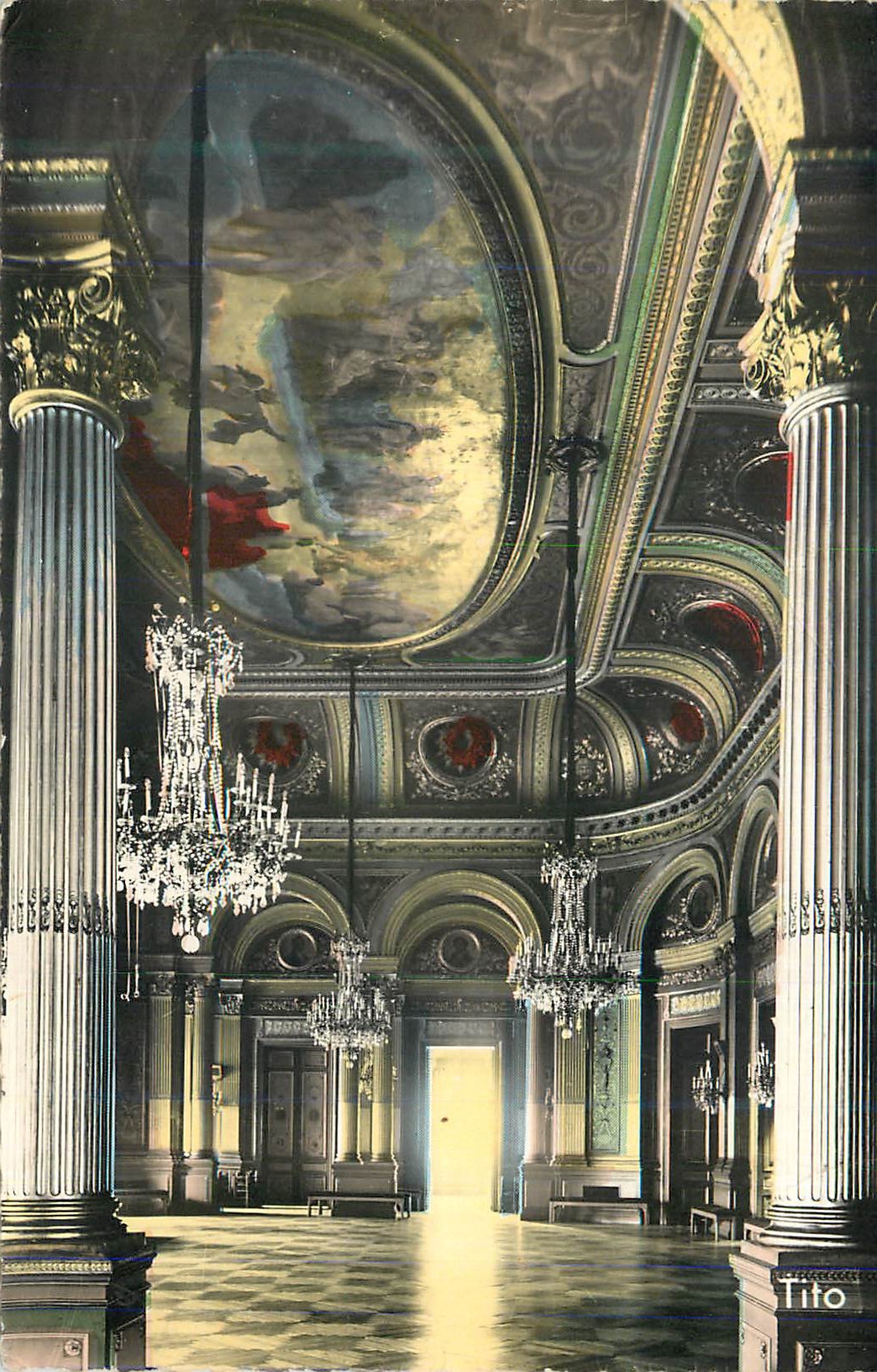 Intérieur d'un grand hall — plafond peint et lustres — éditeur Tito