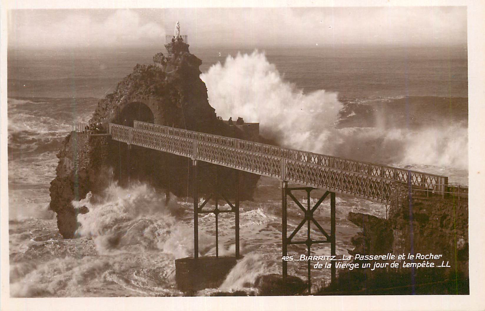 CPM Biarritz La Passerelle et le Rocher de la Vierge un jour te tempete 