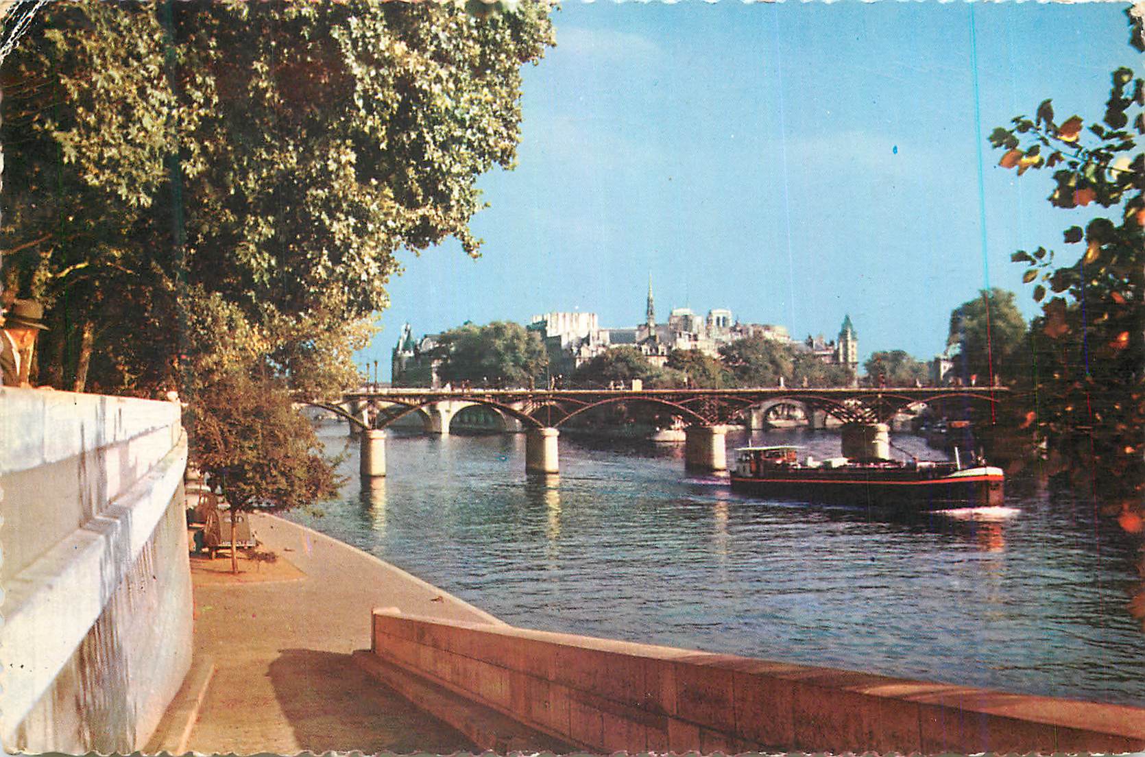 CPM Paris La Seine et le Quais au Pont des Arts 