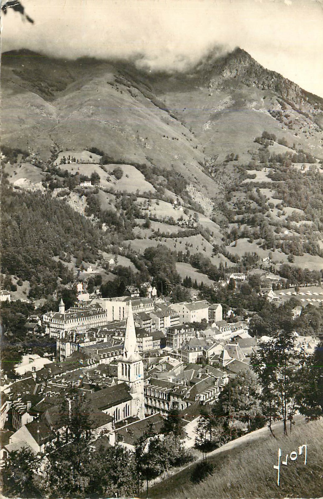 Ville de Briançon — vue aérienne avec église et montagnes — éditeur 'Lyon' (signature)