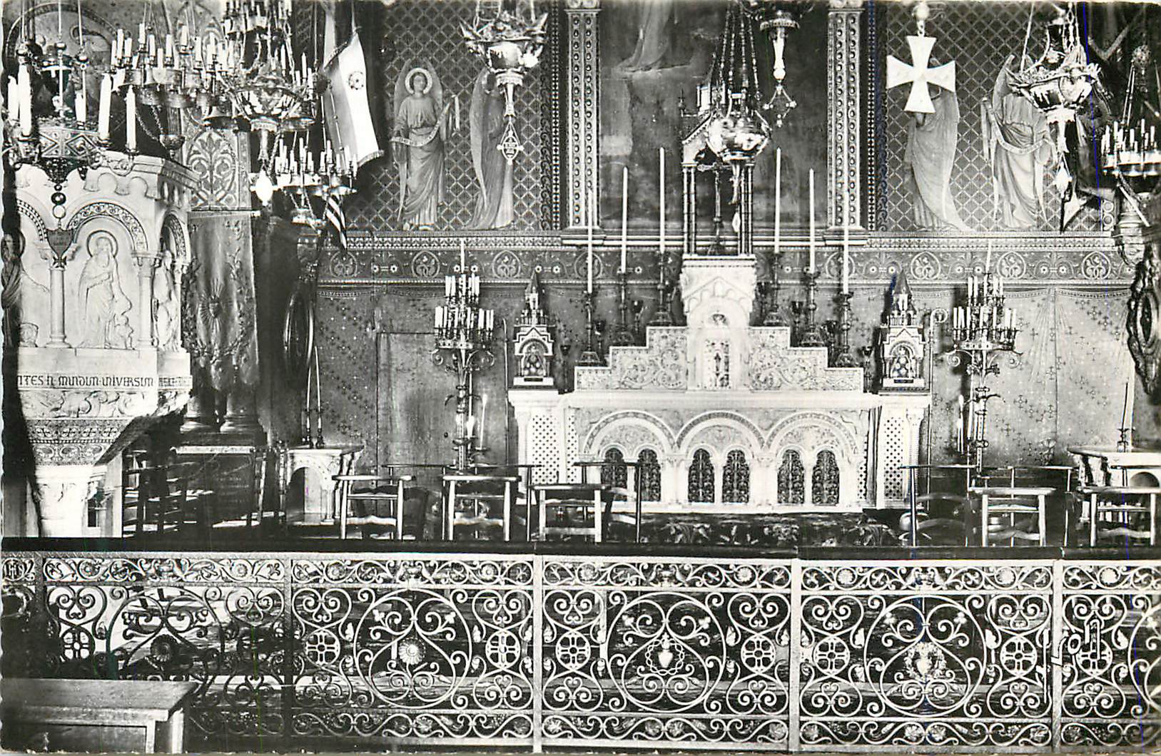 Intérieur d'une église — autel et chandeliers — éditeur non visible