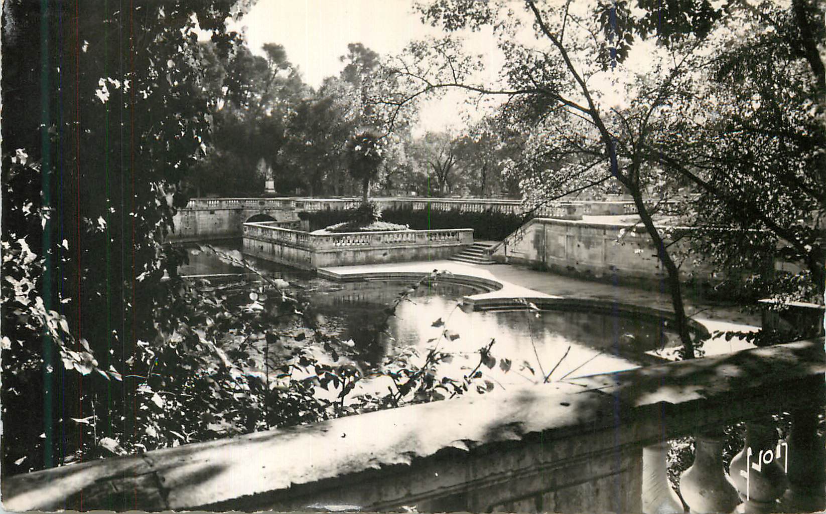 CPM Nimes Gard Jardins de la Fontaine Source de Nemausus 