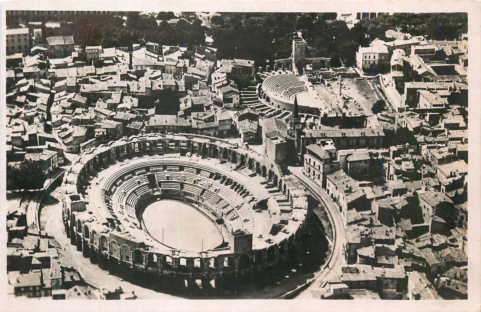 CPM Arles Ampitheatre Romain et le Theatre Antique 