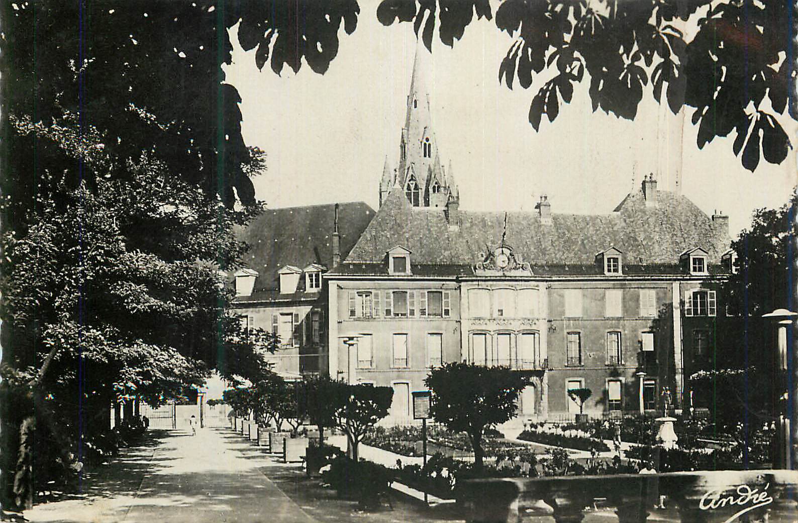 CPM Grenoble L Hotel de Ville et son Jardin 
