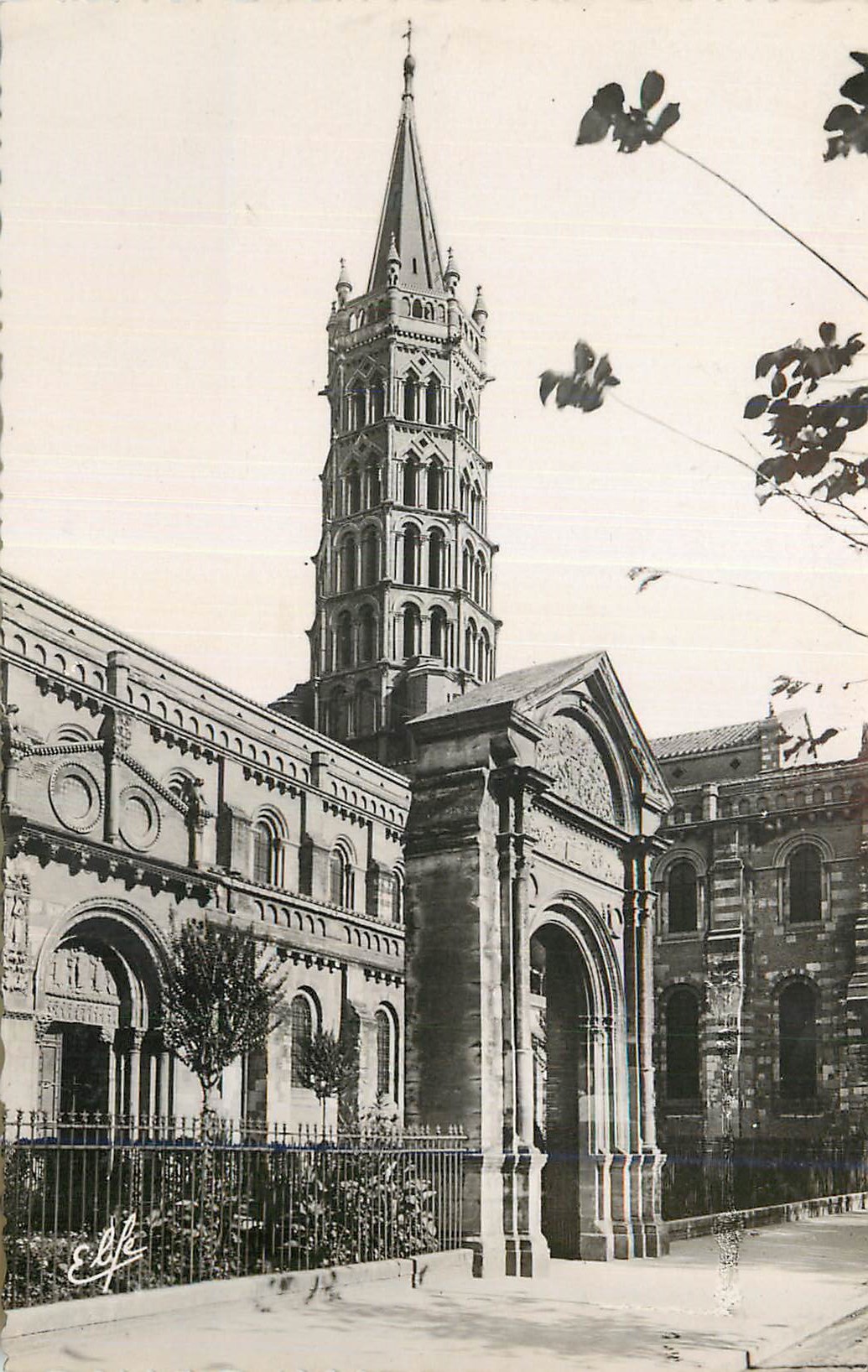 CPM Toulouse Clocher de la Basilique St Sernin et Porte Miegeville 