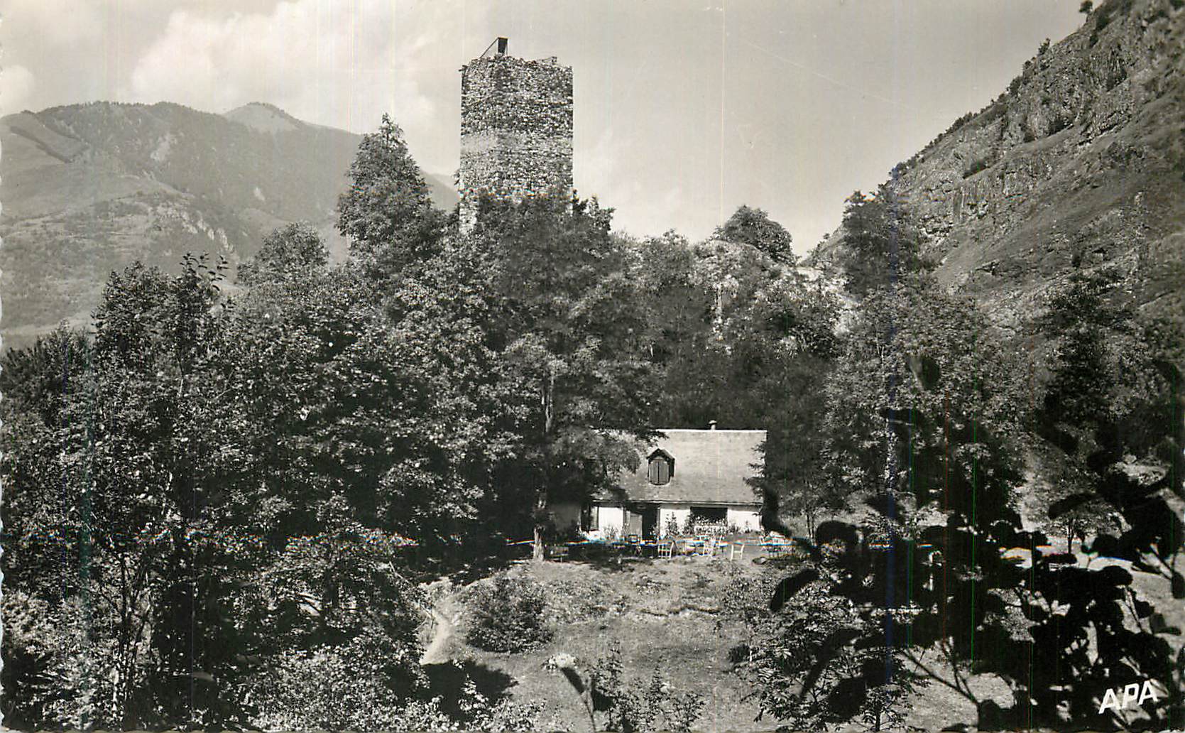 CPM Environs de Luchon Superbagneres La Tour et l Auberge de Castelvich sur la route de la Vallee de la Pique 