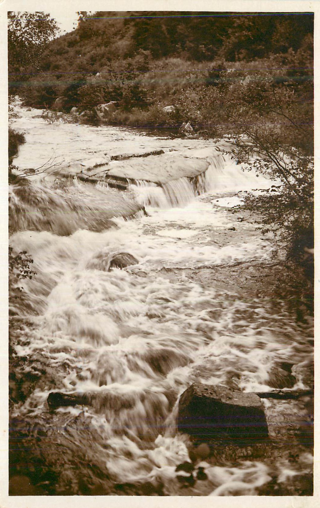 Chute d'eau — paysage naturel — éditeur inconnu, n° de série non lisible