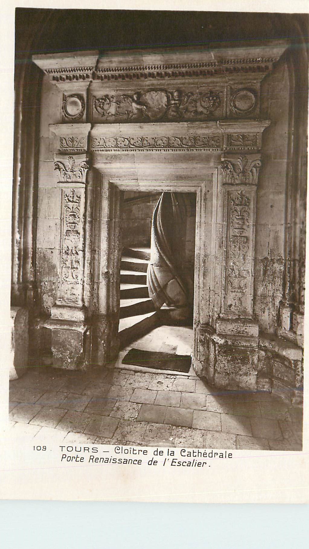 CPM Tours Cloitre de la Cathedrale Porte renaissance de l Escalier 