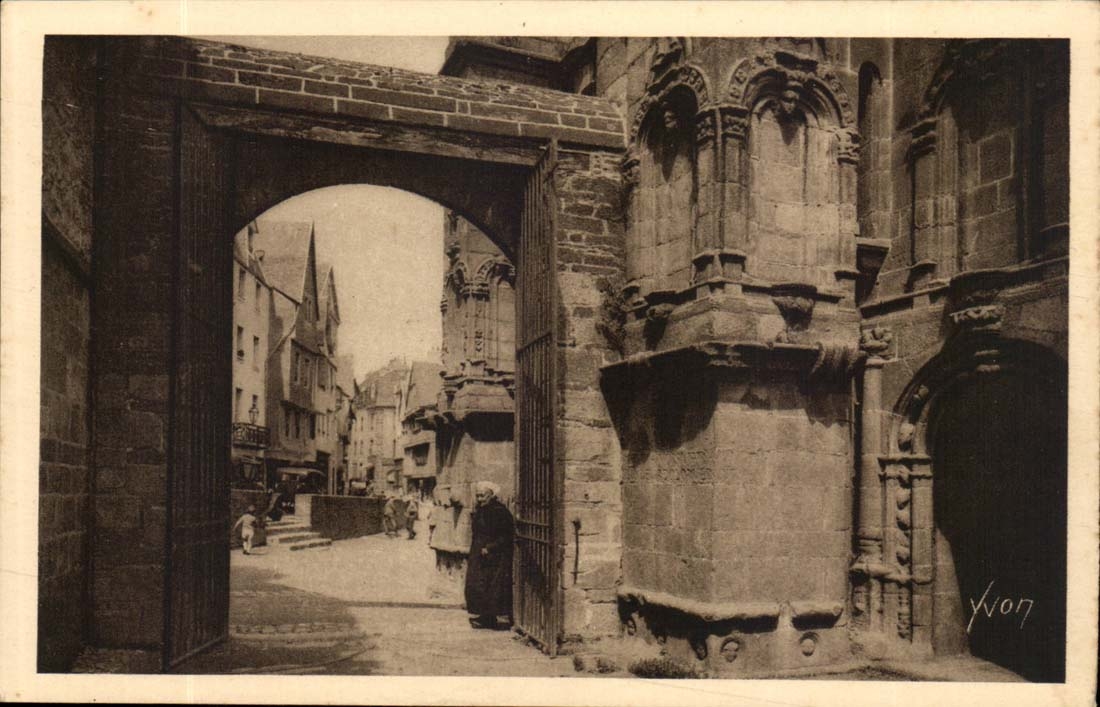 Morlaix CPA La rue basse vue de l'eglise saint Mathieu