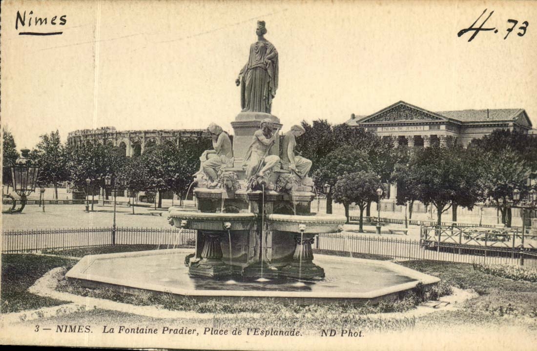 Nimes CPA La fontaine Pradier Place de l'esplanade