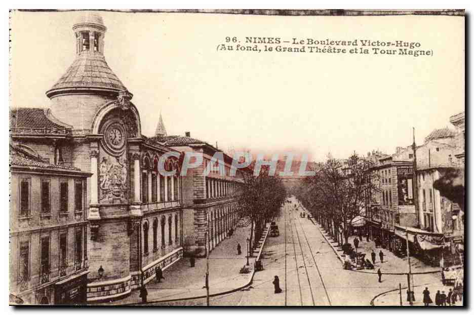 Nîmes — Le Boulevard Victor-Hugo — Grand Théâtre et Tour Magne