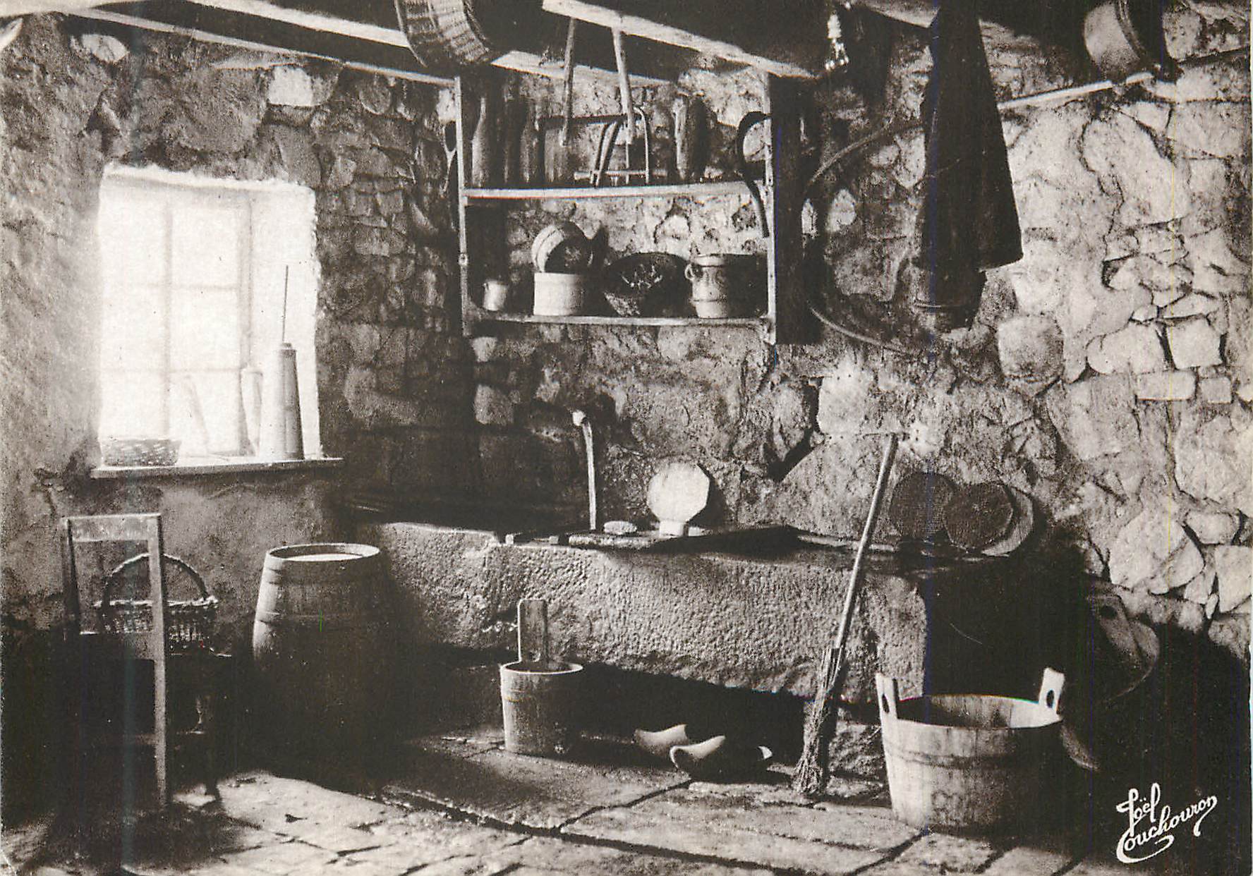 Intérieur d'une cuisine rustique — pierres apparentes, éditeur L. Crouchoury