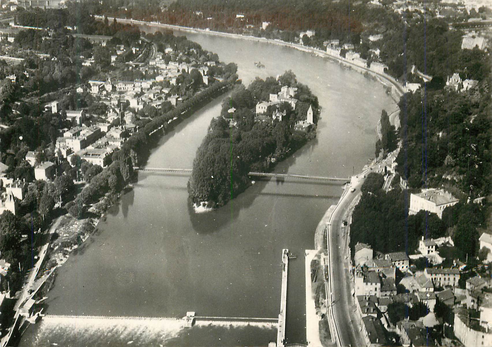 Vue aérienne de la rivière — île avec église — ponts et digue — ville environnante