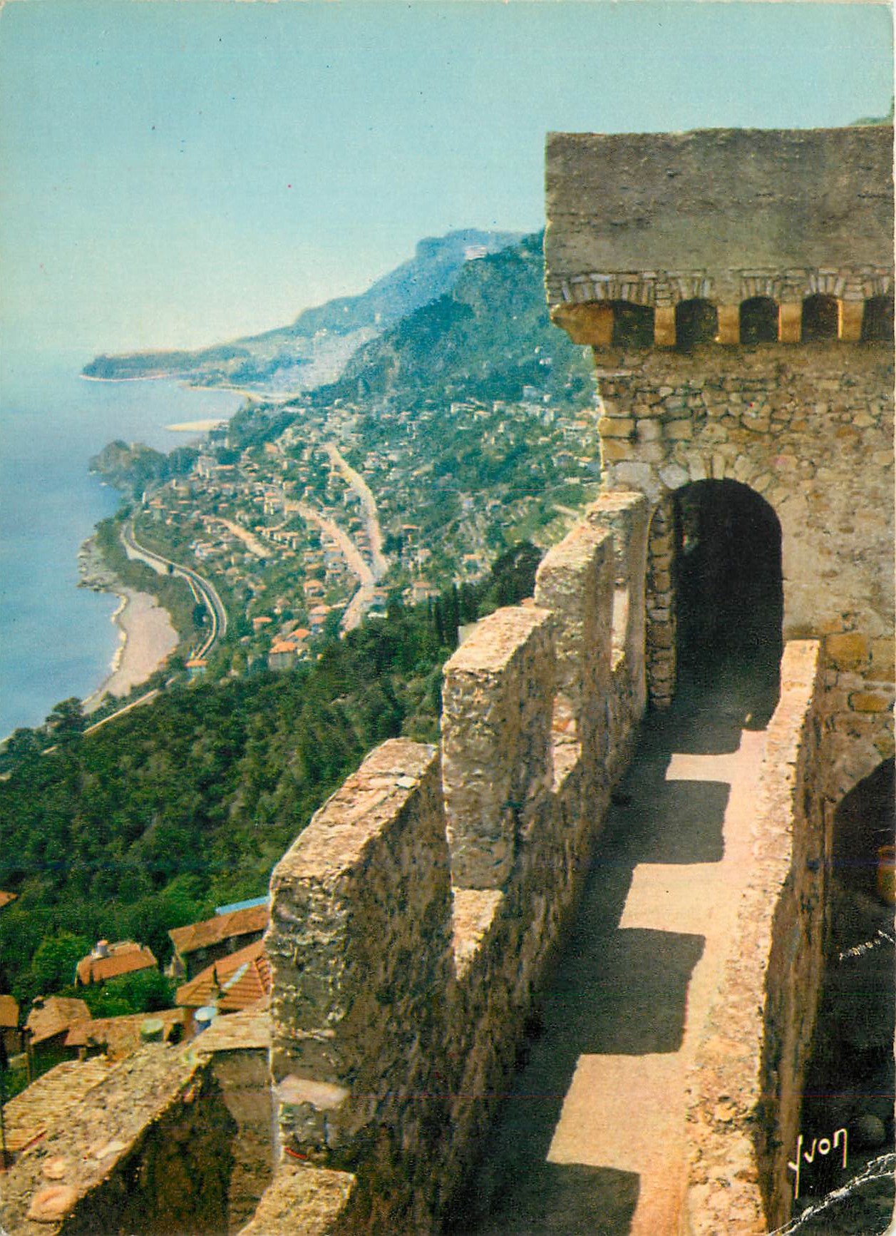 CPM Roquebrune village (a m) des vieux remparts du chateau vue sur la plage du golfe bleu et sur monaco