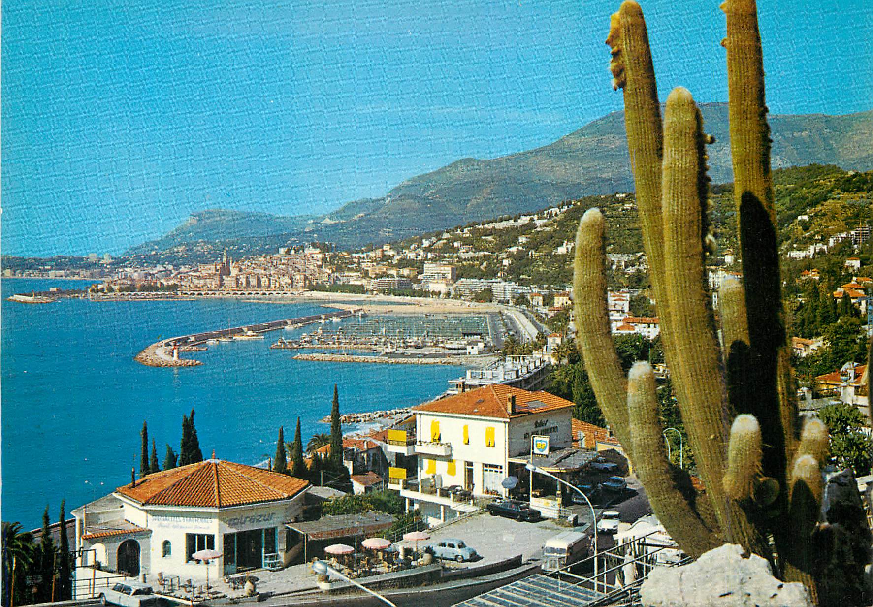 CPM La cote d azur menton vue sur le nouveau port au fond la vieille ville et le cap martin
