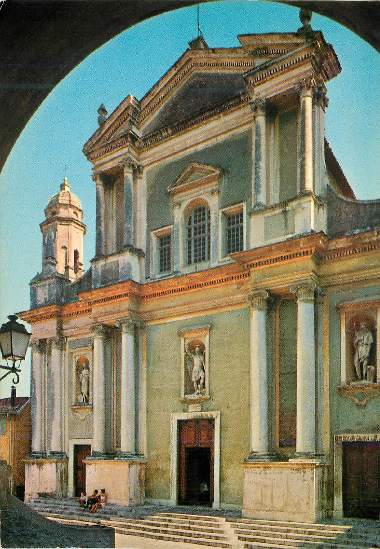 CPM Menton la vieille ville pittoresque la magnifique eglise st michel (facade style baroque)